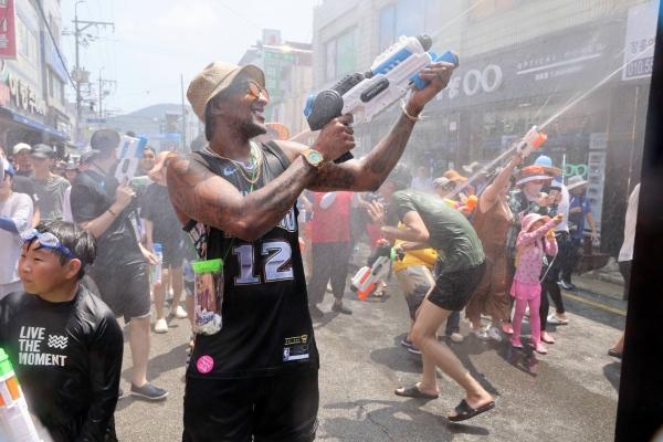 NSP통신-장흥 물축제 프로그램의 하나인 살수대첩 퍼레이드. (사진 = 장흥군)