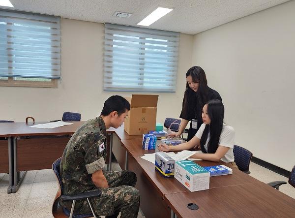 NSP통신-봉화군보건소는 주 1회 관내 군사부대에 복무하는 군인 및 종사자 100여명을 대상으로 흡연 예방 홍보 및 이동금연클리닉 운영을 실시한다. (사진 = 봉화군)