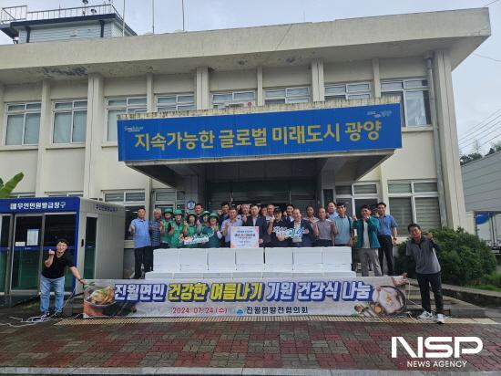 NSP통신-진월면발전협의회 지역 어르신들의 여름철 건강을 위해 닭 나눔 행사 (사진 = 광양시청)