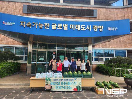 NSP통신-여름철 보양 음식 홀몸 어르신 전달식 (사진 = 광양시청)