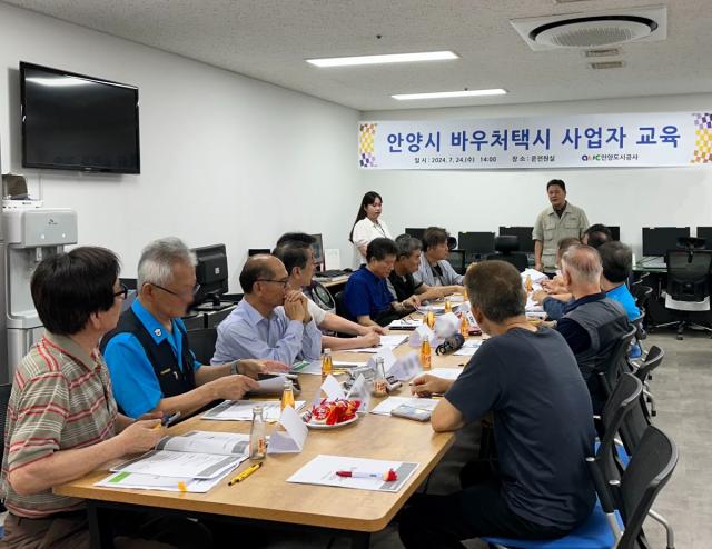 NSP통신-24일 안양시 종합운동장 실내체육관 교통약자이동지원센터에서 신규 참여 운전자 대상 장애인 인식 개선 및 친절서비스 교육을 하는 모습. (사진 = 안양시)