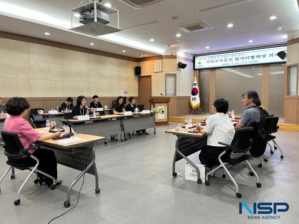 NSP통신-경산여성새로일하기센터는 25일 경산시청 별관 회의실에서 경리회계 사무원 양성과정 과 온라인 마케팅 및 콘텐츠 제작 실무 에 대한 일자리협력망 회의를 개최했다. (사진 = 경산시)