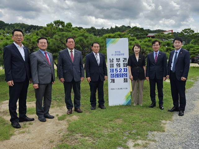 NSP통신-25일 배정수 화성시의회 의장이(오른쪽 첫번째)이 열린 경기도 시·군의회의장 남부권협의회 정례회의에서 의장들과 기념촬영을 하고 있다. (사진 = 화성시의회)