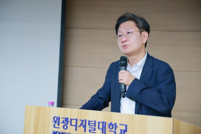 NSP통신-법의학자 유성호 교수가 죽음으로부터 배운 삶을 대하는 태도 주제로 원광디지털대 여름방학 인문학 특강을 하고 있다. (사진 = 원광디지털대학교)