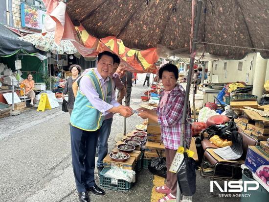 NSP통신-박성현 여수광양항만공사 사장 진남시장 장보기 (사진 = 여수광양항만공사)