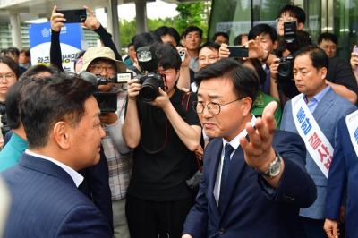 [NSP PHOTO]완주군의회, 의회 방문한 김관영 전북도지사 돌려보내