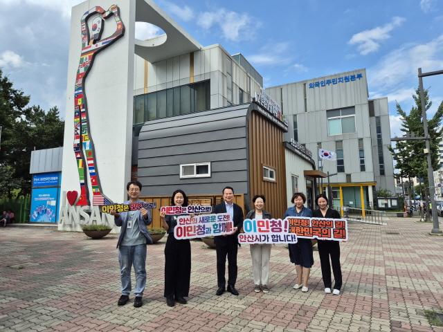 NSP통신-26일 일본 도치기현 경제동우회 국제화추진위원회 진덕현 위원장이 관계자들과 원곡동 소재 외국인주민지원본부를 방문해 시의 우수한 외국인 정책을 벤치마킹했다. 사진은 벤치마킹 기념촬영 모습. (사진 = 안산시)