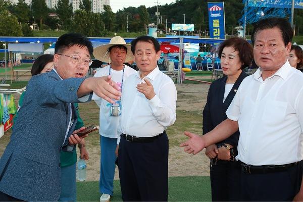 NSP통신-안동시의회 문화복지위원회(위원장 권기윤)는 29일 안동 수(水) 페스타 현장을 찾아 의정활동을 펼쳤다. (사진 = 안동시의회)