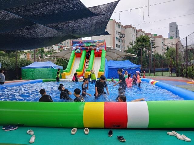 NSP통신-29일 시흥시 매화동 복지회관 체육시설에 어린이 물놀이장이 개장했다. (사진 = 시흥시)