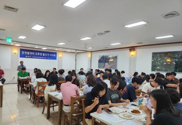 NSP통신-강진군이 지난 30일 군청 직원들을 대상으로 실시한 강진 쌀귀리 고추장 불고기 시식 평가회. (사진 = 강진군)