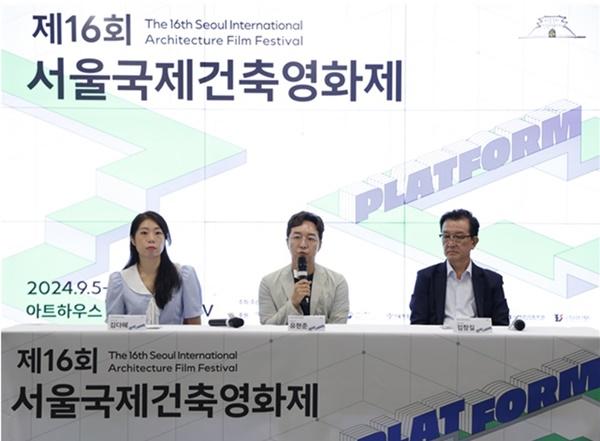 NSP통신-(좌부터) 김다혜 프로그래머, 유현준 홍보대사, 김창길 집행위원장. (사진 = 대한건축사협회)