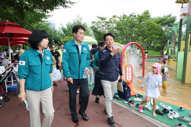 NSP통신-하은호 군포시장(가운데)이 당정근린공원 물놀이터를 직접 찾아 폭염대응 현장을 점검하고 있다. (사진 = 군포시)