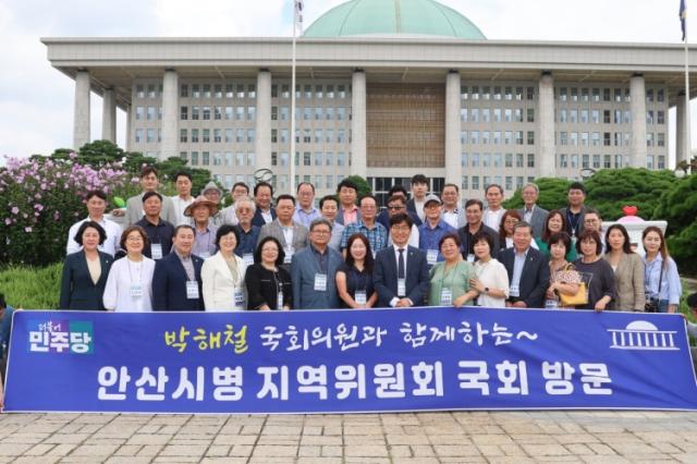 NSP통신-박해철 더불어민주당 국회의원이 지난달 31일 안산시병 지역위원회와 함께 국회 방문 기념촬영을 하고 있다. (사진 = 박해철 의원실)