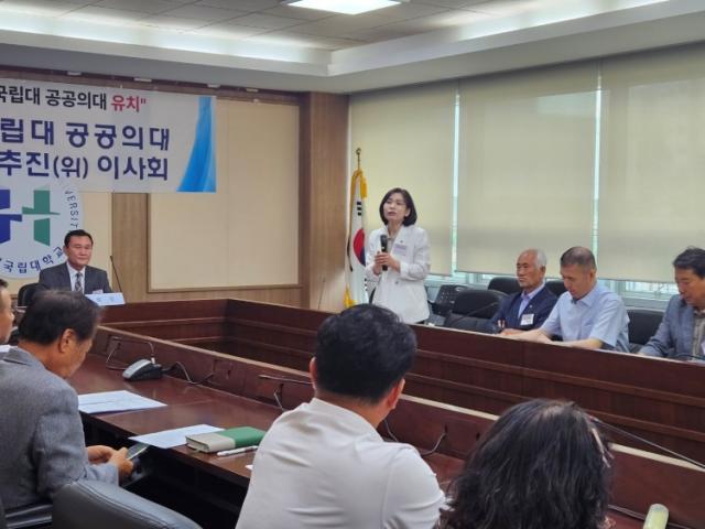 NSP통신-황세주 경기도의원이 한경대 공공의대 범도민 추진위 회의에서 의견을 제시하고 있다. (사진 = 경기도의회)