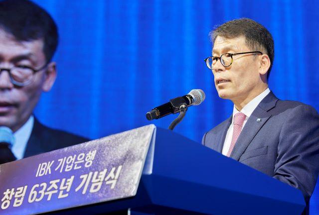 NSP통신-1일 서울 중구 을지로 기업은행 본점에서 열린 창립 63주년 기념식에서 김성태 IBK기업은행장이 기념사를 하고 있다. (사진 = IBK기업은행)