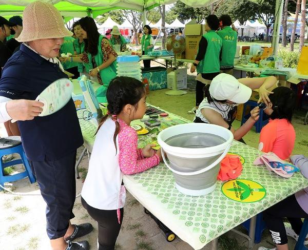 NSP통신-새마을문고 안동시지부는 1일부터 4일까지 4일간 성희여고 앞 낙동강변 야외 물놀이장에서 새마을 피서지문고를 운영한다. (사진 = 안동시)