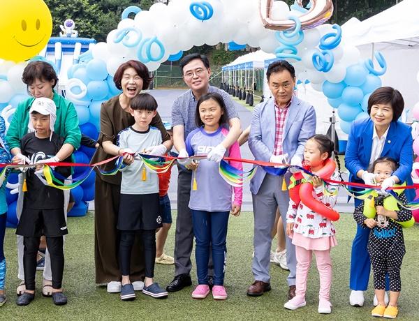 NSP통신-진교훈 서울 강서구청장(뒷줄 가운데)이 우장산 물놀이장 개장식에서 아이들과 함께 테이프 커팅을 하고 있다. (사진 = 강서구)