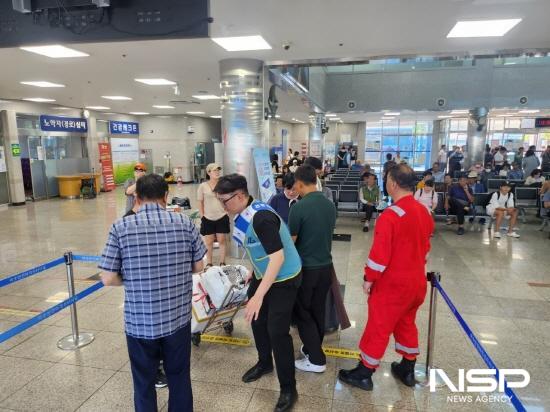 NSP통신-안전사고 예방을 위한 리플렛 및 홍보용품 배부 (사진 = 여수광양항만공사)