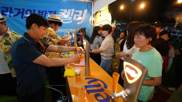 NSP통신-지난해 최초로 열린 강진하맥축제에서 방문객들이 맥주를 받고 있다. (사진 = 강진군)