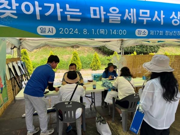 NSP통신-장흥군이 지난 1일 장흥 물축제 현장에서 운영한 찾아가는 마을세무사 무료상담. (사진 = 장흥군)