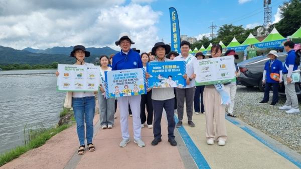 NSP통신-장흥군이 장흥물축제장에서 펼치고 있는 일회용품 줄이기 캠페인.