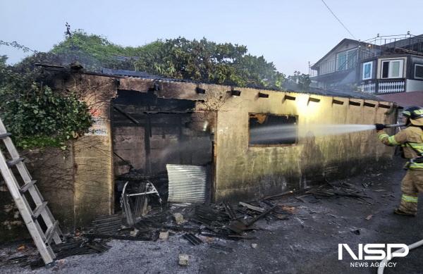 NSP통신-여수소방이 폐 헛간의 잔불을 진화하고 있다. (사진 = 여수소방)