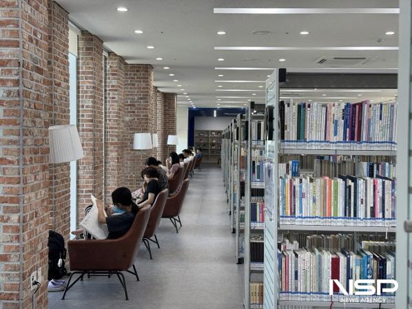 NSP통신-신대도서관에서 시민들이 책을 읽고 있다 (사진 = 순천시)