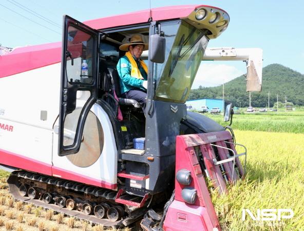 NSP통신-고흥군은 전남 최초로 고품질 진옥벼를 올해 첫 수확했다 (사진 = 고흥군)
