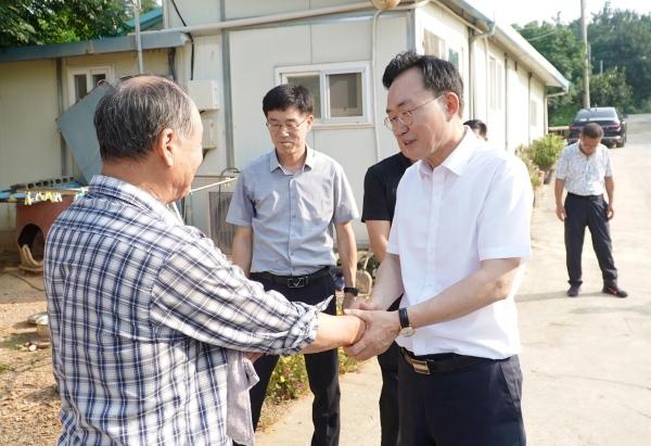 NSP통신-윤병태 나주시장(사진 맨 오른쪽)이 축산농가를 찾아 농민들과 대화하고 있다. (사진 = 나주시)