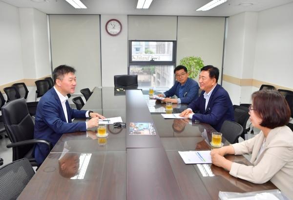 NSP통신-김한종 장성군수(사진 오른쪽 가운데)가 6일 박범수 농림축산식품부 차관과 면담을 갖고 있다. (사진 = 장성군)