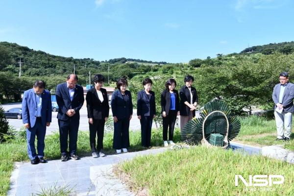NSP통신-백인숙 여수시의회 의장과 과거사특위 위원들이 여순사건 암매장 희생자의 발굴 유해가 안치된 여수시립공원묘지 내 집단 묘역을 참배했다. (사진 = 여수시의회)
