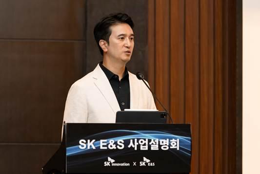 NSP통신-추형욱 SK E&S 대표이사 사장이 7일 서울 여의도 콘래드호텔에서 열린 SK E&S 기업설명회에서 회사 사업 현황에 대해 발표하고 있는 모습 (사진=SK이노베이션)