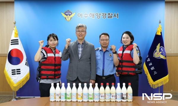 NSP통신-여수해경이 광양주조공사에서 생산되는 막걸리 제품 라벨지를 통해 해양안전과 해양환경 보호를 위한 캠페인을 추진한다. (사진 = 여수해경)