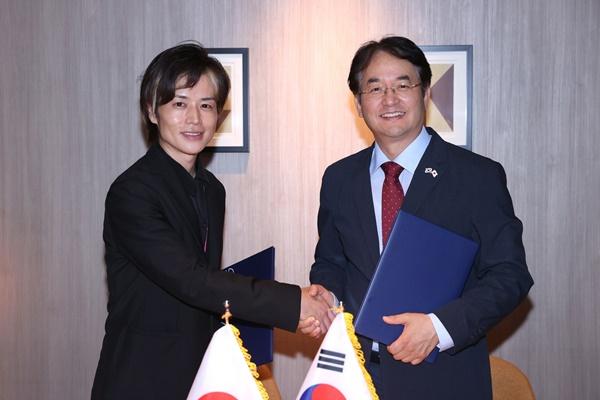 NSP통신-고양특례시-일반사단법인 시부야 아소비바 제작위원회 간 공동협력 업무협약 양해각서 체결식. 무라카미 마사히코(좌)와 이동환 고양특례시장(우) (사진 = 고양시)