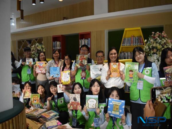 NSP통신-지난 6일 대구대 교육봉사단과 필리핀 안티케 대학교 관계자들이 도서 기증식에서 기증 도서를 들고 기념사진을 찍고 있다. (사진 = 대구대학교)