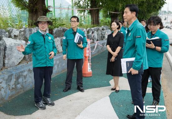 NSP통신-항만물류고 앞 도로 보수 및 승강장 설치 건의 현장 점검 (사진 = 광양시청)
