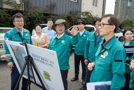 NSP통신-호텔 해마루 북측 주차장 활용방안 검토 현장 점검 (사진 = 광양시청)