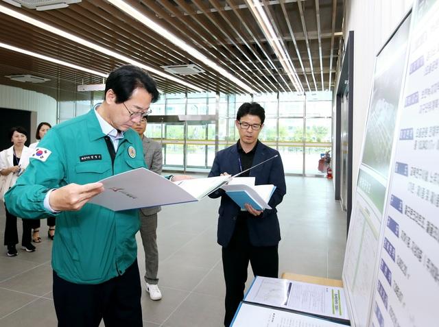 NSP통신-7일 정명근 화성시장(왼쪽)이 향남복합문화센터 건립공사 현장을 점검하는 모습. (사진 = 화성시)