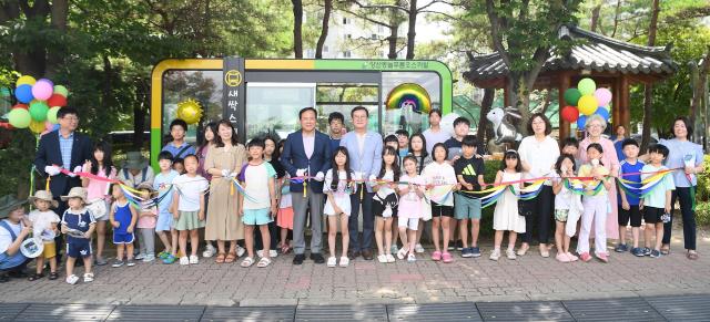 -7일 이권재 오산시장가운데 청색 자켓과 참석자들이 테이프 컷팅식을 하는 모습 사진 오산시