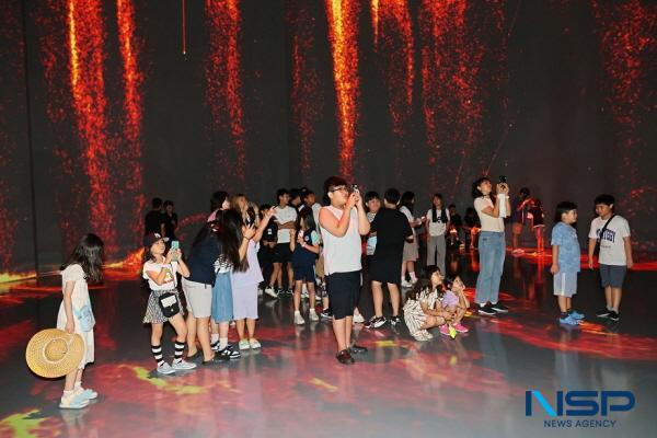 NSP통신-포스코 포항제철소가 여름방학을 맞이한 아동센터 학생들을 대상으로 포스코 Park1538 초청 견학을 진행했다. (사진 = 포스코 포항제철소)