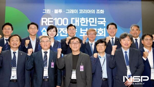 NSP통신-김영록 전라남도지사가 8일 오후 국회의원회관에서 열린 국회 좋은정책포럼·RE100 대학교수협의회 출범식에서 전현희 국회 좋은정책포럼 대표의원, 임혁백 (사)좋은정책포럼 이사장, 전병훈 RE100 대학교수협의회장 등내빈과 기념촬영을 하고 있다. (사진 = 전남도)