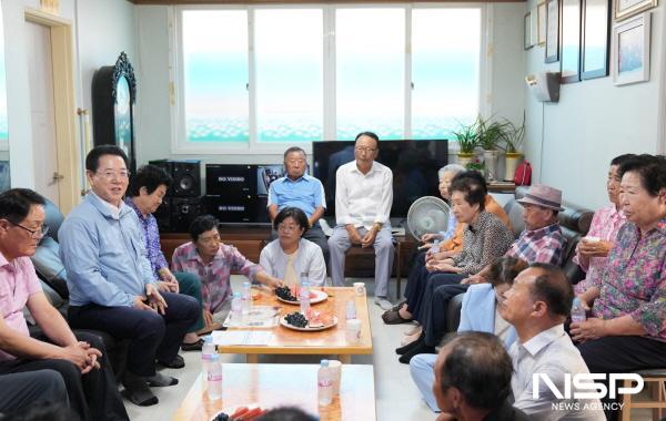 NSP통신-김영록 전라남도지사가 무더위 쉼터로 지정된 영광 염산면 운송정경로당에서 어르신 안부를 살피고 있다 (사진 = 전남도)
