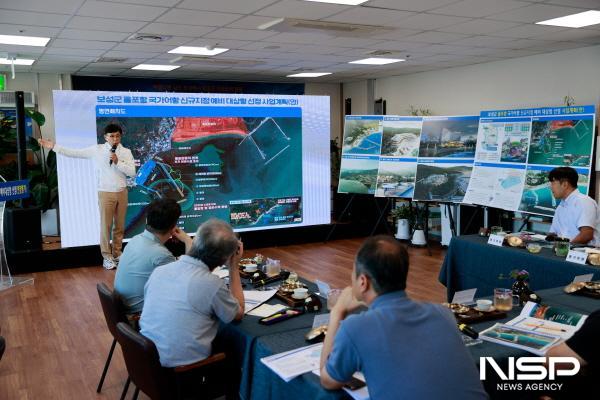 NSP통신-김철우 보성군수가 율포항 국가어항 신규지정 예비대상항 선정 현장평가회에서 평가위원들에게 사업설명을 하고 있다. (사진 = 보성군)