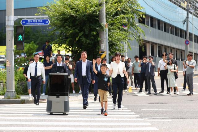 NSP통신-의왕시가 9일 의왕역 인근에서 경찰청, 한국도로교통공단, 현대차·기아 로보틱스랩과 합동으로 실외이동로봇 운행 시연회를 실시했다. (사진 = 의왕시)