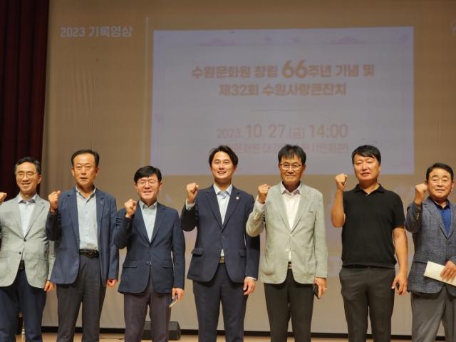 NSP통신-황대호 경기도의원이 수원문화원 빛누리아트홀을 방문 후 참석자들과 기념 촬영하고 있다. (사진 = 경기도의회)