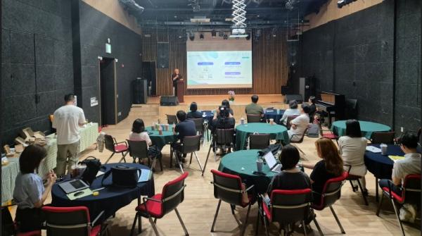 NSP통신-강진군이 최근 강진읍 오감통 전남창작소에서 개최한 e커머스 키움 패키지 교육 성과보고회. (사진 = 강진군)