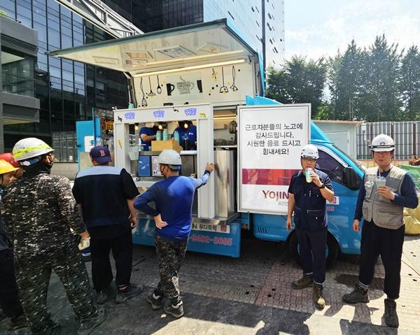 NSP통신-요진건설 현장 근로자들이 커피, 팥빙수 등으로 더위를 식히고 있다