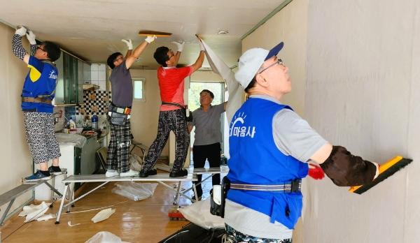 NSP통신-광주‧전남권 회원들로 구성된 마음을움직이는사람들이 장성군을 찾아 주거취약 가구를 수리하고 있다. (사진 = 장성군)