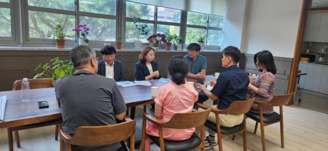 NSP통신-전자영 경기도의원이 12일 용인 흥덕고등학교에서 학교 교육환경 개선을 위한 간담회를 하고 있다. (사진 = 전자영 의원실)