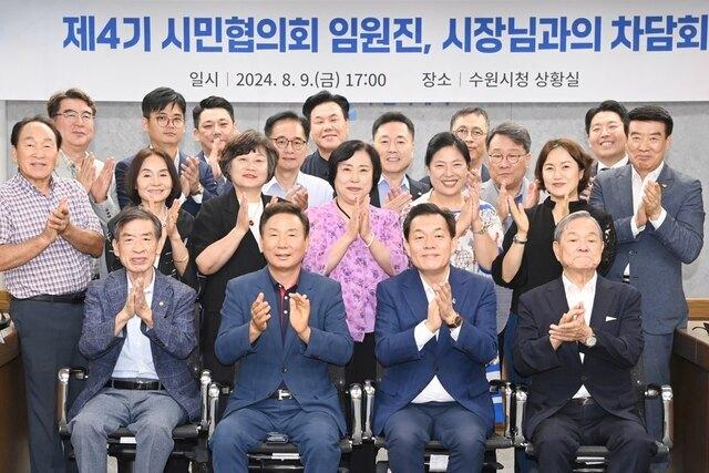 NSP통신-9일 이재준 수원시장(앞 줄 오른쪽 두번째)과 제4기 수원군공항이전 및 경기통합국제공항 추진 시민협의회 임원진들이 기념 촬영을 하는 모습. (사진 = 수원시)